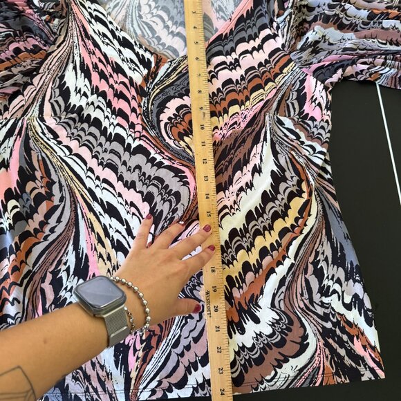 Vince Camuto Cold Shoulder Top Abstract Marble Print Flutter Sleeve Blouse L - Picture 7 of 8